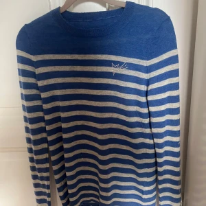 Zadig kasmhirtröja - Säljer denna superfina och unika stickade tröja från zadig❤️så himla fint med paljettdetaljerna på framsidan, armen och ryggen🤩100% kasmhir men använts mycket och därav några små hål på framsidan men eftersom jag sytt ihop de syns de knappt