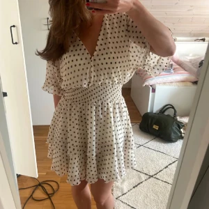 Klänning - Denna supersöta klänning från Zara! Bilden är från hon jag köpte av med skriv för egna bilder❤️