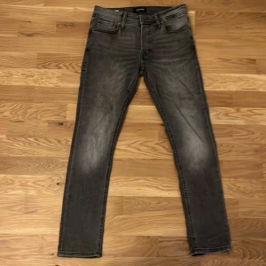 Gråa slimfit jeans från Jack and Jones  - Jeansen är knappt använda och skicket är 9/10. Modellen är slim fit glenn. Storlek 29/30. Nypris ungefär 600-800kr