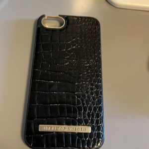 Ett mobilskal  - Den är lite sönder vid kameran och är lite smutsig inuti 