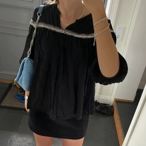 Svart trekvartsärmad topp - Svart trekvartsärmad blus/topp från H&M i storlek 38, passar S och M. Fint skick. Använd gärna köp nu!