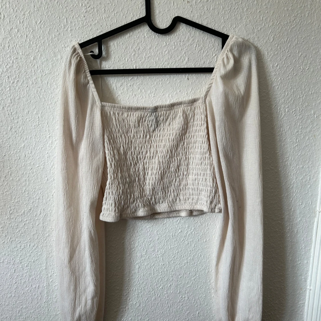 Vit långärmad topp med smockdetaljer - 91