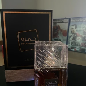 Lattafa Khamrah - Säljer nu min lattafa khamrah 100ml då jag skaffade mig en annan. Denna är perfekt nu när det börjar bli höst/vinter och har en väldigt söt/vaniljig doft.  Har sprutat Max 5 gånger så den är som ny.  Nypris på notino runt 600-700  