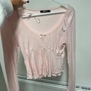 Rosa topp  - Säljer denna fina topp från Gina tricot 
