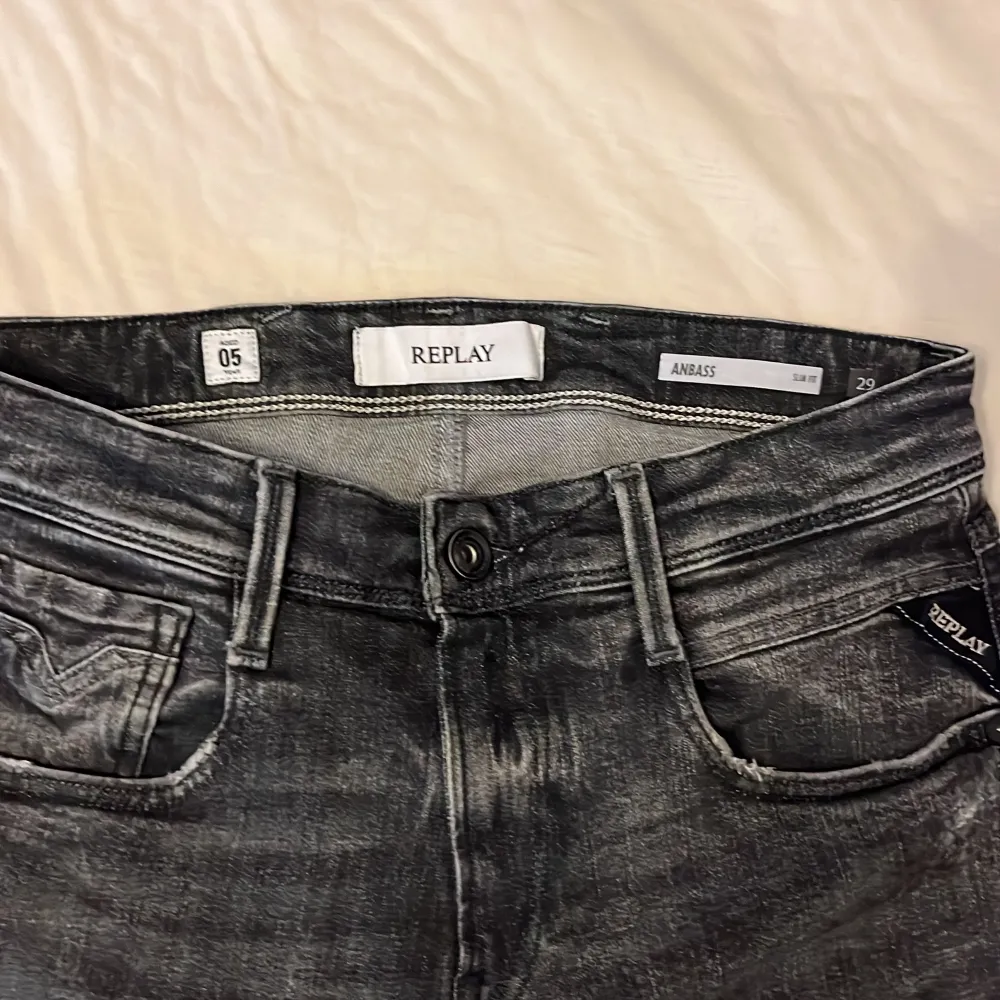 Jeansen är knappt använda och modellen är ANBASS AGED - Jeans tapered fit - grå denim (slim fit) i storlek 29/30. Pris går att diskuteras o skriv om du vill ha fler bilder. Nypris ligger på cirka 1800kr. Pris går att diskuteras vid snabba affärer!. Jeans & Byxor.