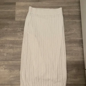Vitlång kjol - En virkad långkjol från Lindex med underkjol. Jättefin och mysig i väldigt bra skick 🤍