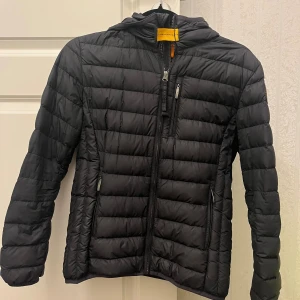 Para jumper jacka - En jätte fin äkta parajumper jacka som endast använt i 1 år. 7/10 i skick, lite sönder vid den ena inrefickan men ser annars nästan helt ny ut. 
