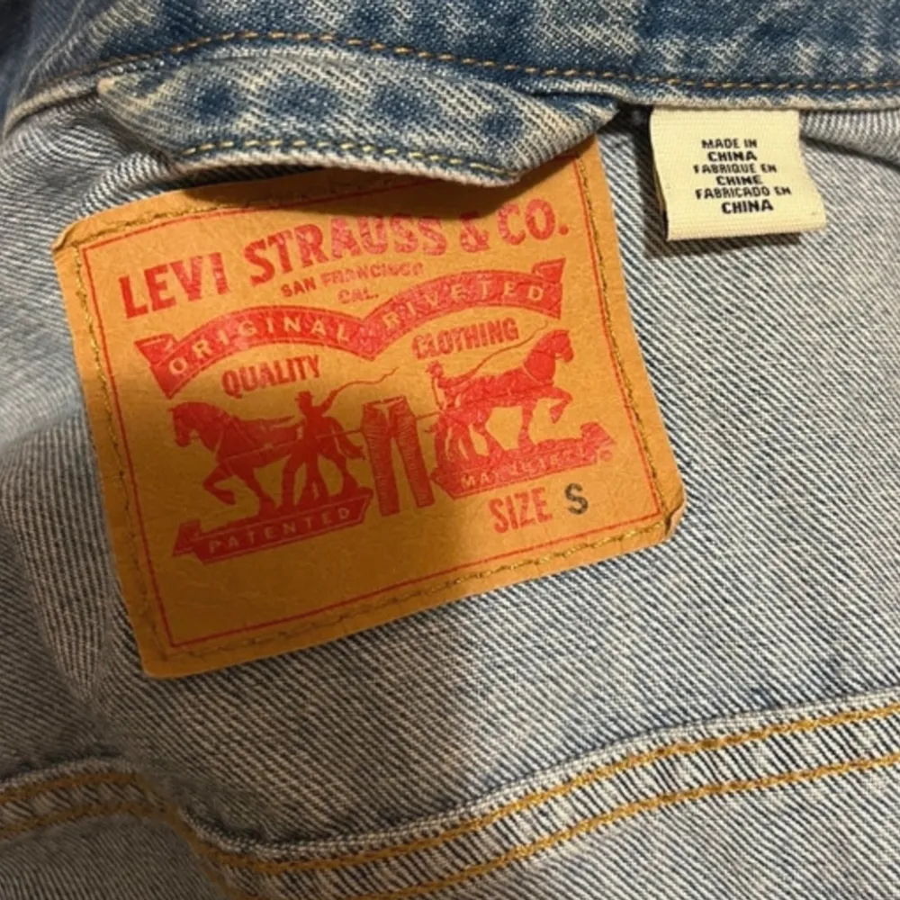 Mycket bra skick och en väldigt snygg unik jeans jacka som passar bra till allt. Skriv privat om du har några frågor❤️. Jackor.