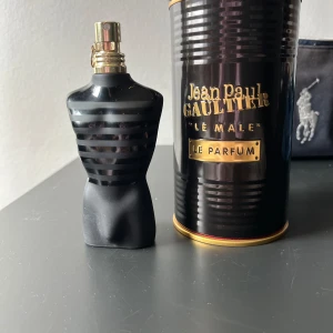 Jean Paul gauiltier le male le parfum  - Säljer JPG le male le parfum i 75ml. Ca 60-65ml kvar.