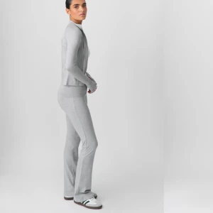 2st Gina yogapants  - Säljer två par  yoga pants från Gina då de inte kommer till användning. Gråa och svarta. De är i superfint skick, endast använda 1 gång! Säljer billigt då jag vill få sålt dem snabbt🥰