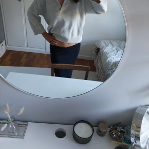 Stickad tröja  - Säljer en stilren beige tröja med trekvartsärm. Perfekt för en avslappnad look, den är både bekväm och snygg. Passar bra till både jeans och kjol. Perfekt för vinter och höst!