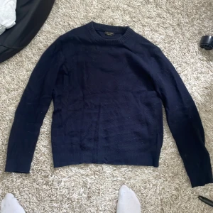 Massimo dutti tröja - Tja! Säljer min massimo dutti tröja nu då jag växt ur den. Den är storlek medium och inga fläckar eller fel så vitt jag ser. Den har lite knott på men det går lätt att lösa med en sån maskin som tar bort knott från tröjor!😁😁
