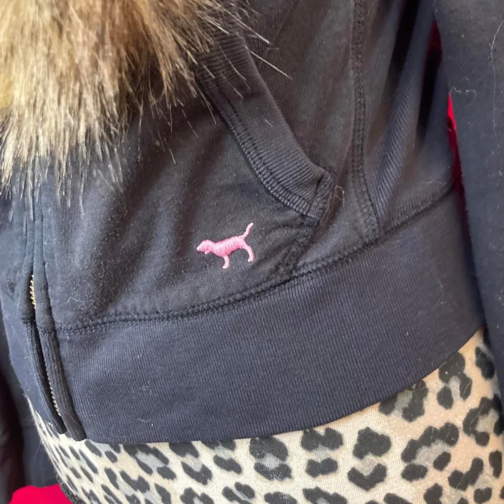 ✰*฿✩‧₊˚ läs gärna köpvillkoren innan köp  ✰ victoria secret pink fur zip up i strl S. kommer INTE diskutera priset, den är custom made importerad från USA för mycket mer ✰ sparsamt använt second hand plagg, gott skick ✰ skriv vid frågor💋. Hoodies.