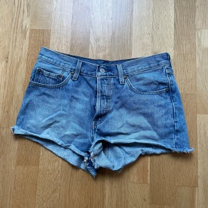 Levis shorts - Levis shorts i bra skick, midjemått 38 cm