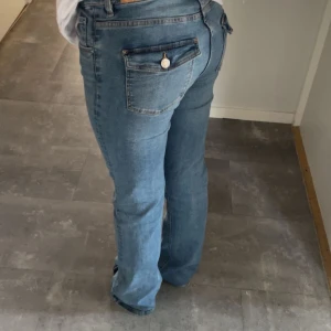 Blåa bootcut jeans - Köpta från Ginatricot för ungefär ett halvt år sedan. Har inte använt de så pass mycke sen dess. Jeansen är i väldigt fint skick! Storleken är 164 på jeansen.