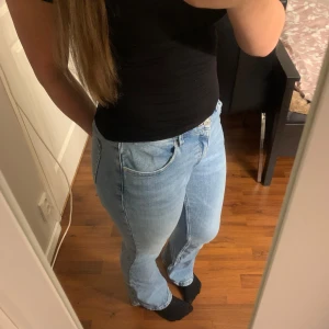Lowwaist bootcut jeans - Ljusblåa bootcut jeans från ginatricot, passar xs-s och har resorband på insidan💞bara använd ett fåtal ggr