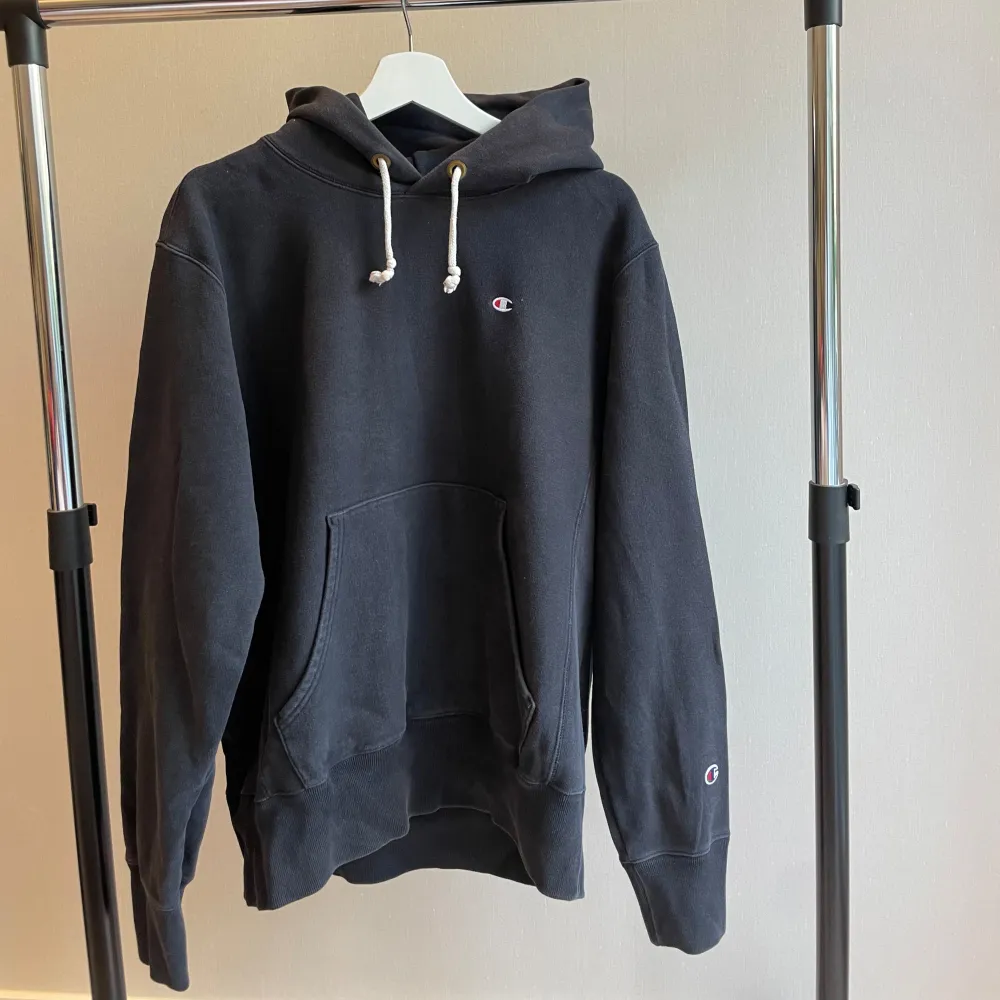 Snygg Champion Reverse Weave hoodie, använt ca 3 gånger.  Nypris: 1100kr . Hoodies.