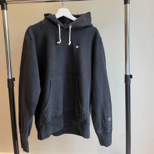Champion reverse weave hoodie - Snygg Champion Reverse Weave hoodie, använt ca 3 gånger.  Nypris: 1100kr 