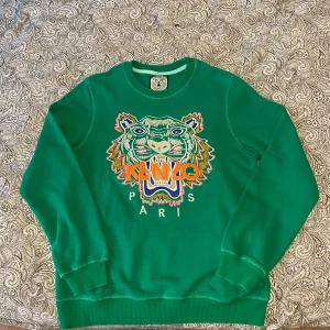 Kenzo tröja - Grön Kenzo tröja sparsamt använd Strl, junior L passar även S och XS