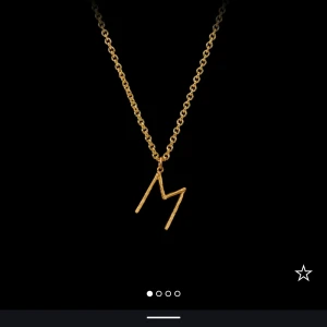 Maria Nilsdotter halsband  - Bokstav M i guld som på bilden  Helt ny skick  Säljer för den inte kommit till så mycket användning❤️ Ny pris 2600kr Pris kan dikuteras