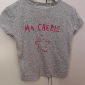 Ma cherie t-shirt - Ma cherie t-shirt från gina Young  Väldigt kort