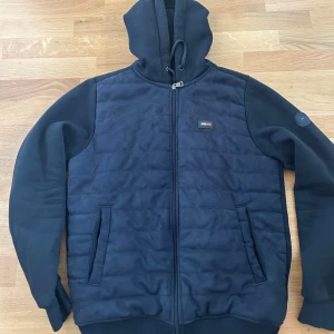 Tommy Hilfiger cardigan  - Väldigt snygg Tommy Hilfiger cardigan i storlek M. Helt felfri, inga fläckar eller hål osv. , köpt här på Plick. Hör av dig vid fler frågor👍