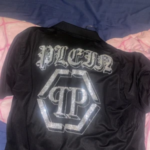 Phillipp plein pike - Tvär fin philipp plein pike i storlek M. Passar bra till alla tillfälen! 