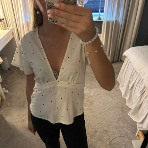 Rosett topp  - Säljer denna fina topp med knytrosett i ryggen! Använd max 2 gånger 