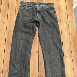 Weekday ”Space”, relaxed straight jeans.  Grå/svarta. Storlek W31/L32 Knappt använda.  Säljes för 400 