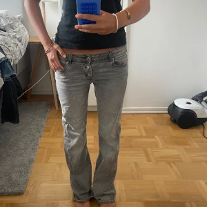 Gråa utsvängda jeans - Supersnygga