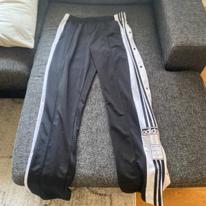 Adidas adibreak byxor - Svarta adibreak byxor från adidas storlek 38.