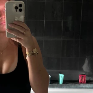 Daniel Wellington klocka  - Säljer denna fina guldiga Daniel Wellington klocka. Den har en liten repa i glaset men syns knappt, se bild 2. Fungerar utmärkt