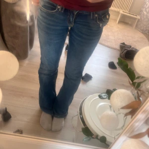  snygga jeans från Gina tricot  - Jätte snygga jeans från Gina tricot:) passar nästan allt och jättesnygg på! Pris kan diskuteras. 💘
