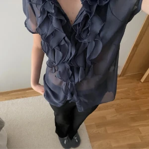 Marinblå blus - Jättefin blus till lite festligare tillfällen! Tryck gärna på köp nu!💕