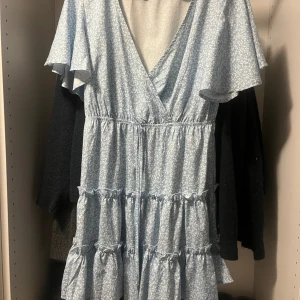 Klänning  - Blå somrig blommig klänning🩵😍