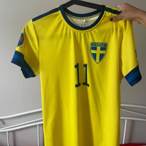 Sverige T-shirt - oanvänd fotbollströja med alexander isak på ryggen!!