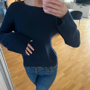 Stickad tröja  - Säljer denna fina mörkblå stickade tröjan från HM, nästan aldrig använd💕