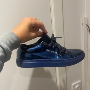 Riktigt feta Philip plein skor - Tjena alla säljer mina Philip plein skor som e köpta på en outlet i Milano köpte den för 9000 dem kostar ord 16 tusen men aja storlek 42 passar 43 hoppas ni köper🙌