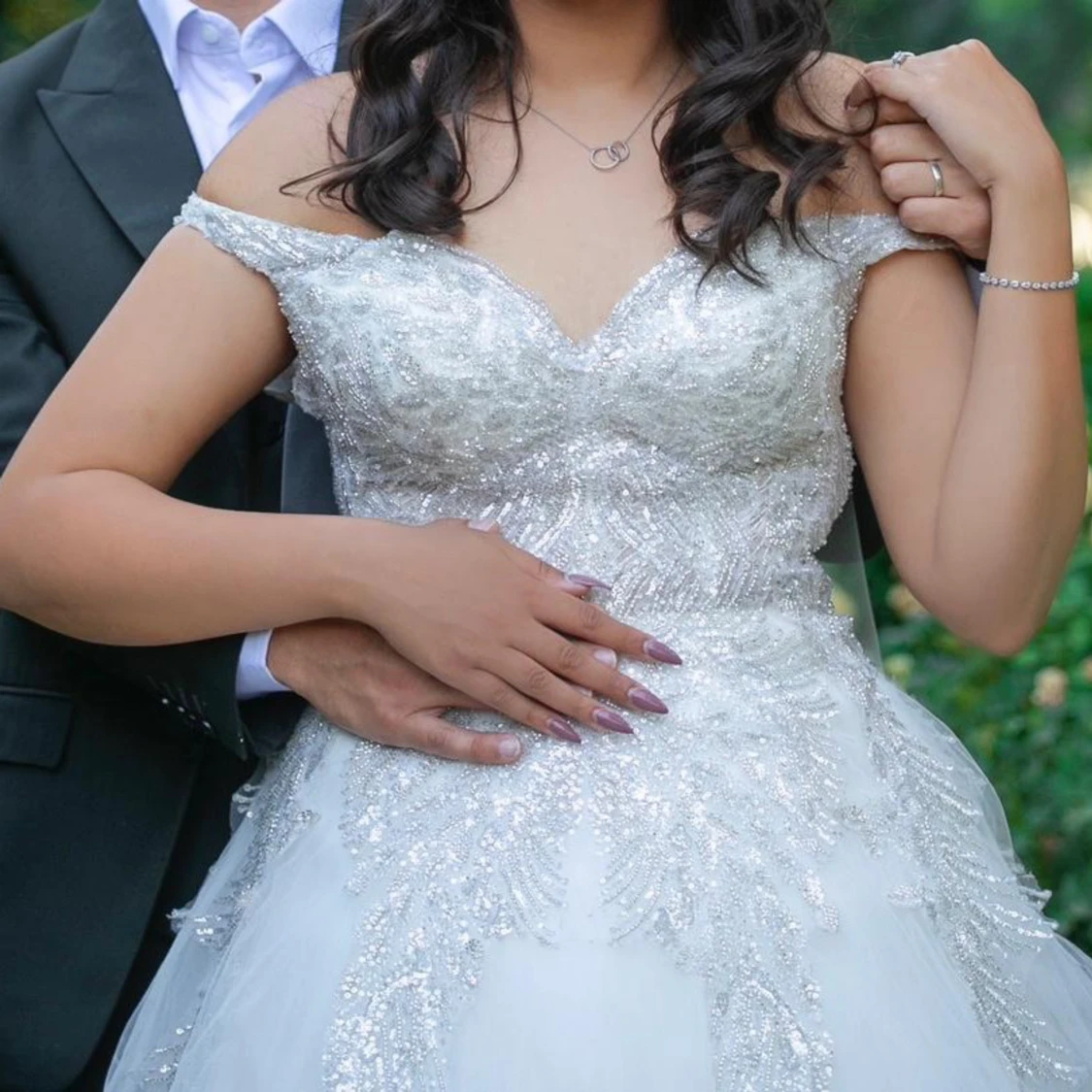 Vit bröllopsklänning med spetsdetaljer