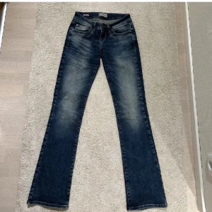 Ltb low Waits jeans valerie  - Nästan nya ltb jeans använda fåtal gånger då de är för långa för mig. Sitter riktigt fint. Midjemåtten är 24 och längden är 32. 
