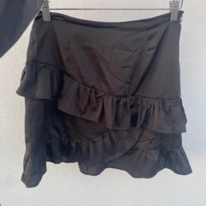 Svart volangkjol - Svart volangkjol från BikBok 😇