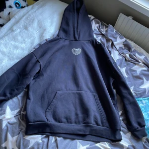 Hoodie med tryck på ryggen - Jättefin hoodie, bara använd fåtal gånger. Nyskick. Säljer eftersom att jag inte gillar hur den sitter på mig.