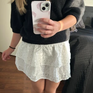 Vit kjol - Säljer denna kjol från Gina som jag aldrig har använd❤️ på bilden har jag vikt ner övre delen av kjolen🥰