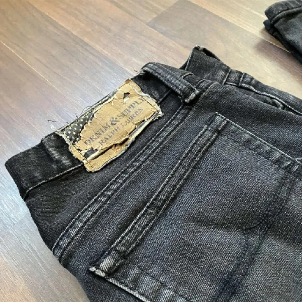 Ett par sjukt feta och ovanliga Ralph Lauren Jeans 🤩. Väldigt bra skick, vintage. Svarta men gråa washed detaljer. Inga slitningar, defekter eller hål. För mer info skicka dm//🤝. Jeans & Byxor.