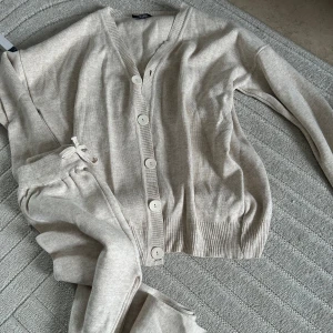 Helt nytt set  - Storlek s på båda delarna aldrig använd den. Den kan passa M också 