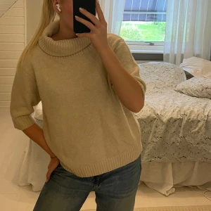 Stickad t-shirt - Stickad t-shirt med polo från Indiska endast använd en gång i storlek S😊