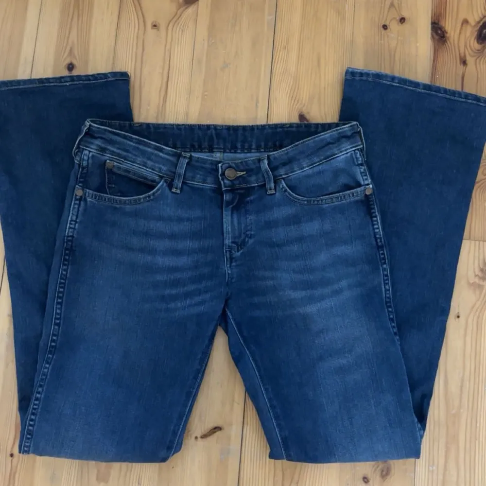 Wrangler jeans som tyvörr är lite för korta för mig❤️ Midjemått: 38 cm rakt över Innerbenslängd: ca 74 cm Skriv för fler frågor eller funderingar. Jeans & Byxor.