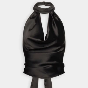 Satin Topp  - Jättesöt satin topp som tyvärr aldrig kommit till användning💕Lappen är kvar och är aldrig använd! Köpt för 299 