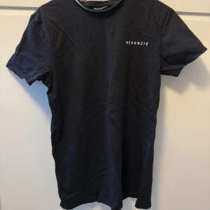 T-shirt McKenzie - T-shirt från McKenzie i fint skick. Använd ett fåtal gånger. Säljer den då den blivit för liten. Är i storlek S men passar även XS. 