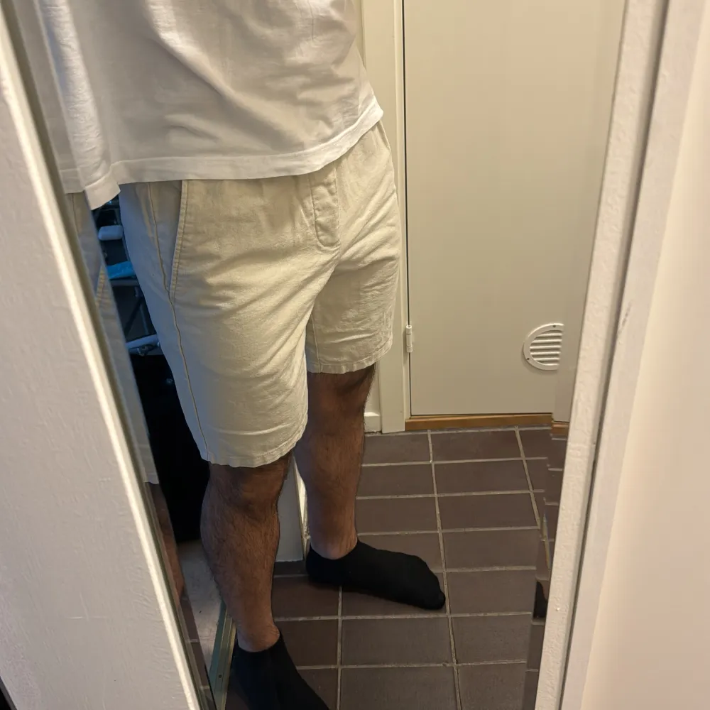 Säljer ett par snygga beige shorts. De är perfekta för sommaren och har en bekväm passform. Shortsen är i bra skick och passar till både vardag och avslappnade tillfällen.. Shorts.